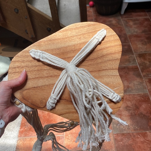 Macramé and wood heart-shaped hanging plant stand - Picture 4 of 8